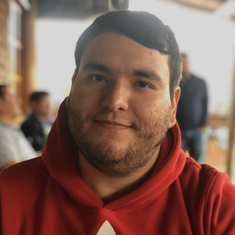 Foto de Luis Ruiz de frente sonriendo.
